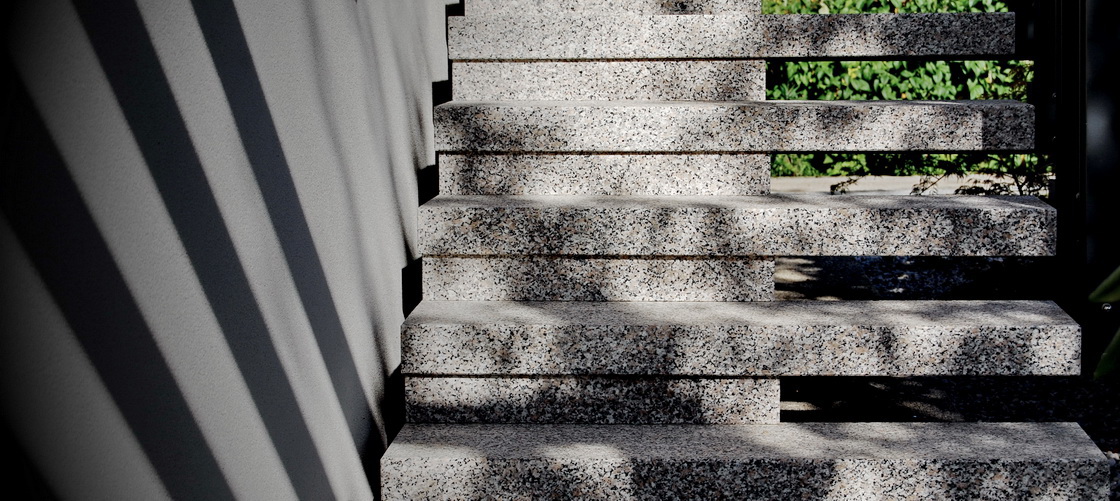 ureditev-dvorisca-granitne-stopnice